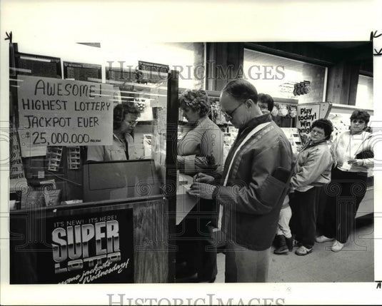 1986 Press Photo Art Salmen writes in his numbers for the super lottery - Historic Images