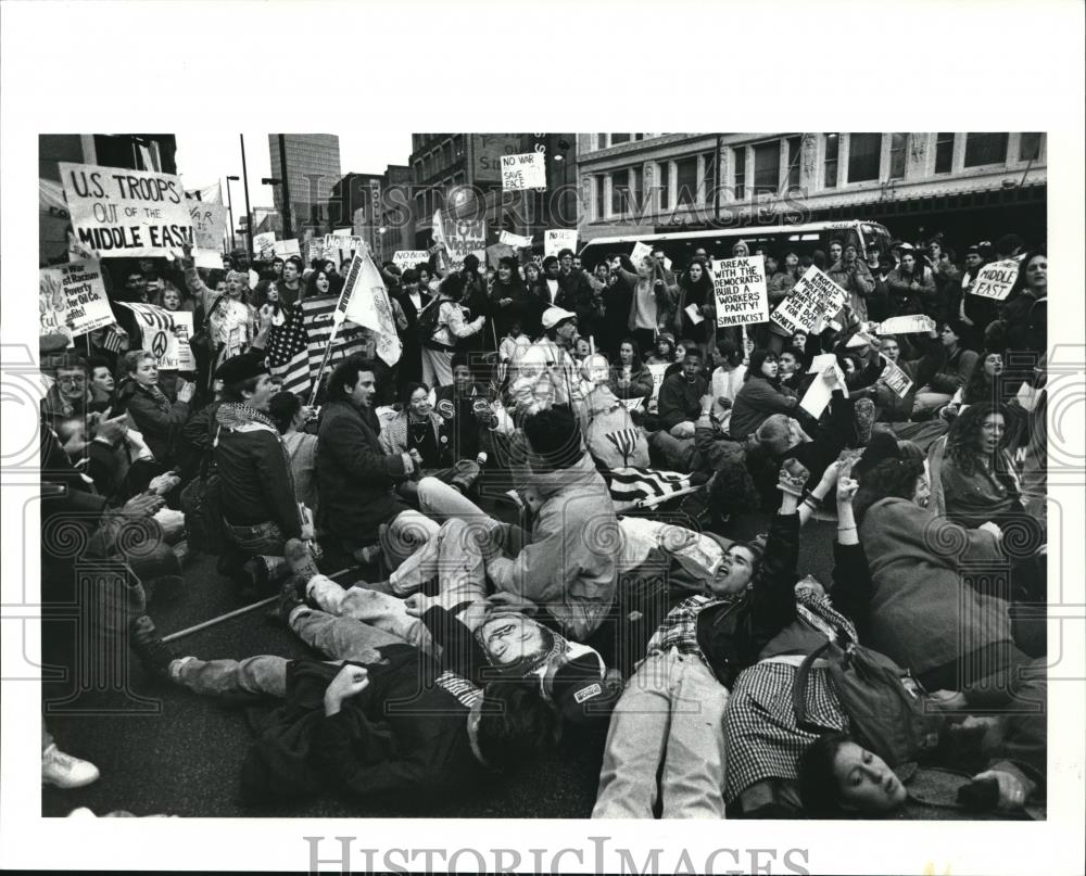 1991 Press Photo Peace Protester against the war in Mideast Laydown. - Historic Images