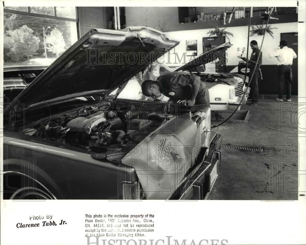 1988 Press Photo David Brown, lube tech exam the radiator of a car - Historic Images