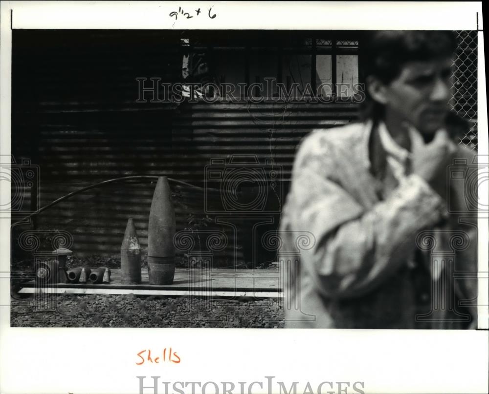 1991 Press Photo U.S. EPA Official Steve Renninger Near Hazardous Waste in Akron - Historic Images