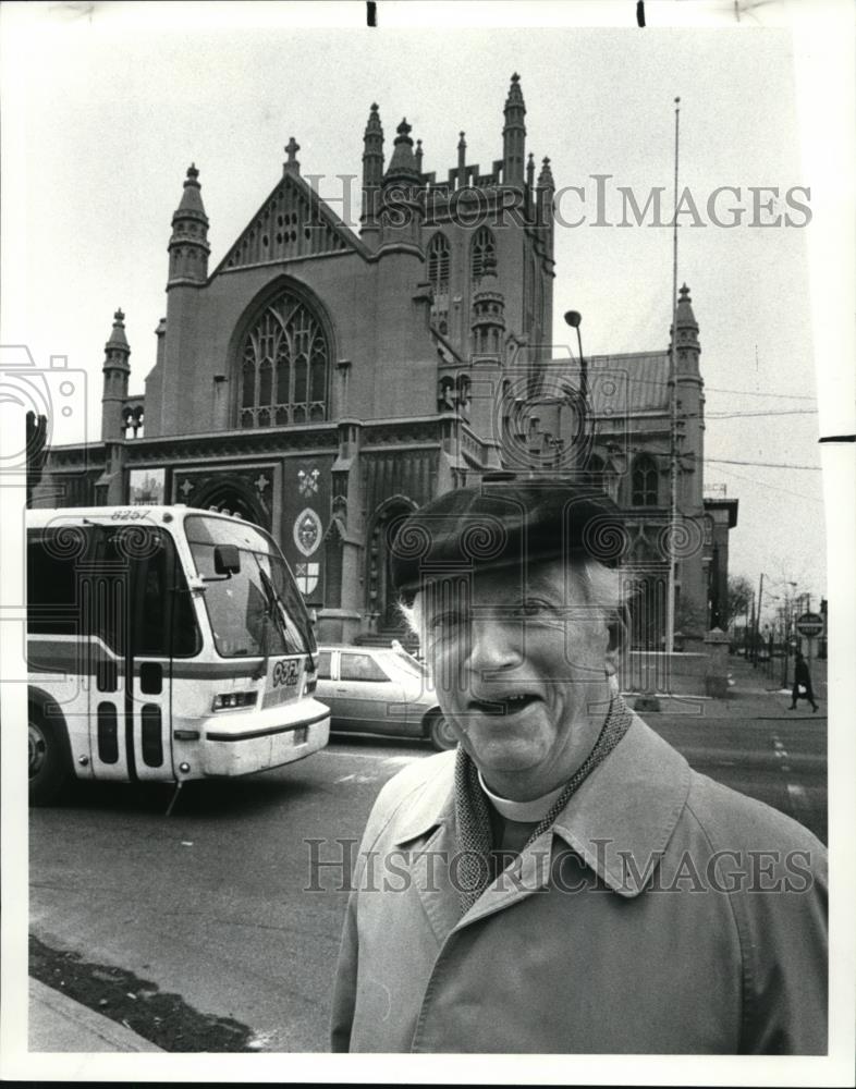 1986 Press Photo Dean Perry R. Williams of the Trinity Cathedral - Historic Images