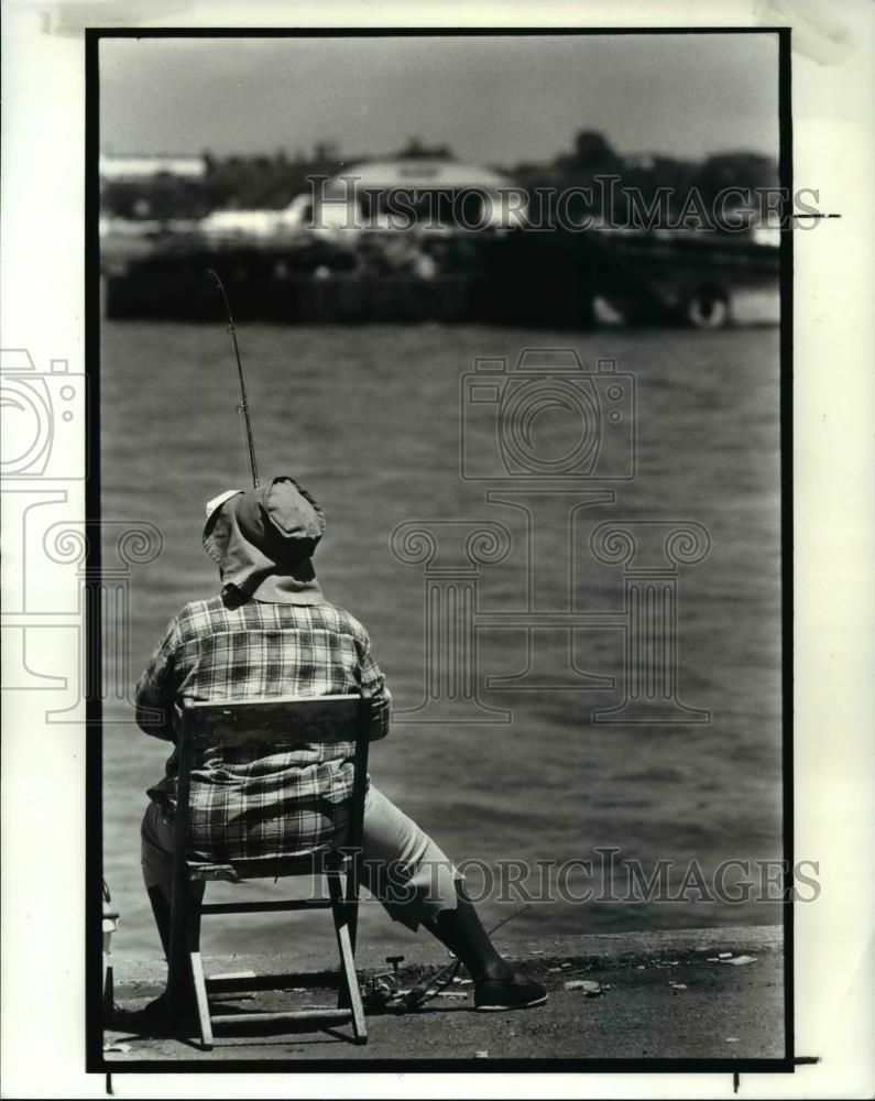 1987 Press Photo Bertha Horrison caught some sheepheads from the river - Historic Images