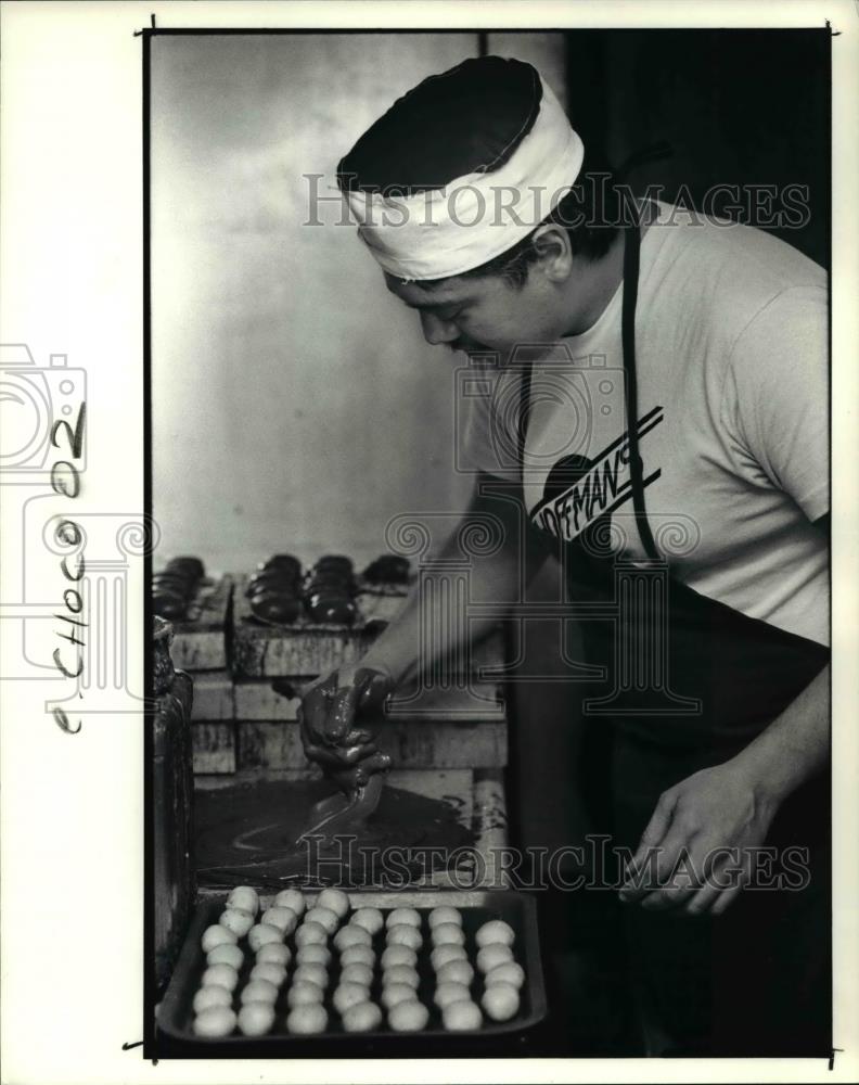 1990 Press Photo Jim Cortez making hand dipped strawberry cream eggs - Historic Images