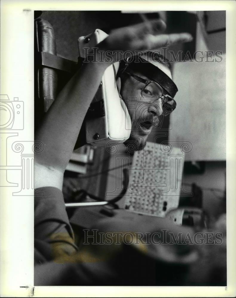 1991 Press Photo Lake Kissick Discusses Training for the Liberator - Historic Images