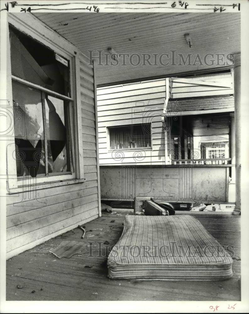 1984 Press Photo Dilapilated House Complain by the Neighbors - Historic Images