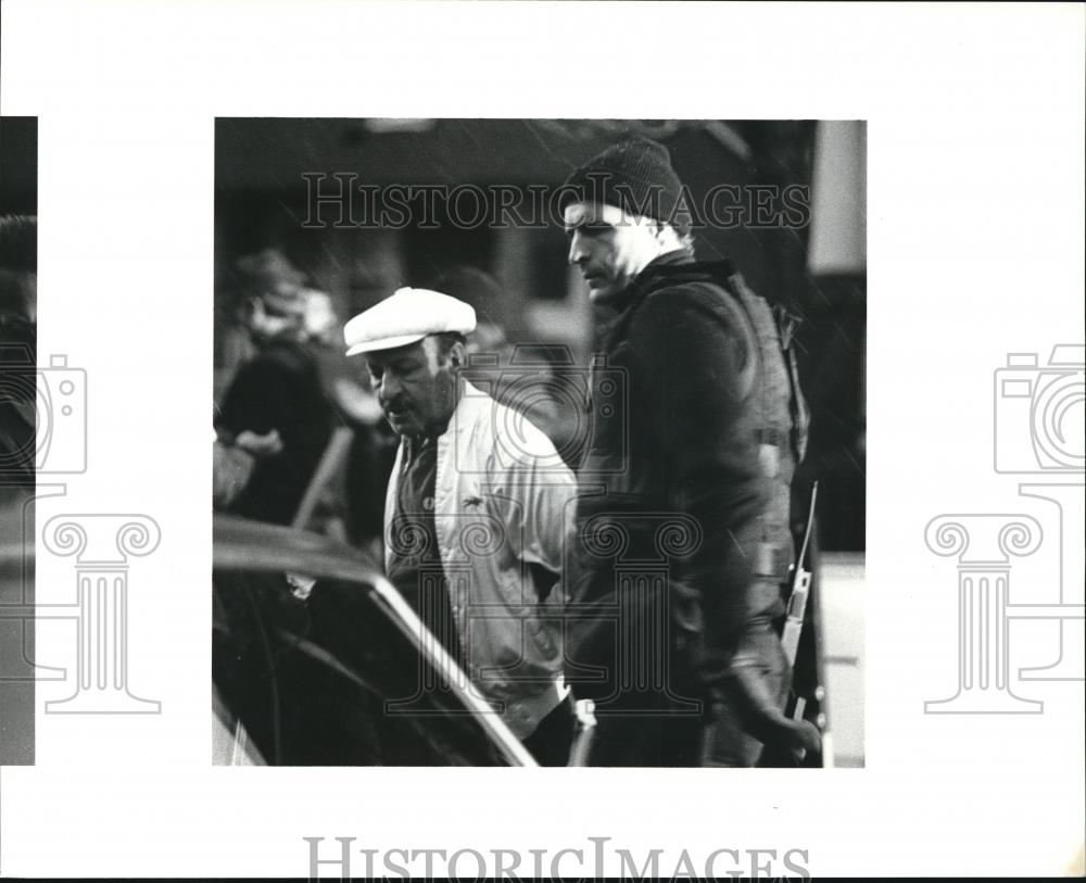 1989 Press Photo An early morning bust by the FBI and police - Historic Images