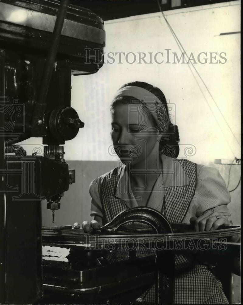 1981 Press Photo Woman Working Production in West Coast Airplane Factory - Historic Images