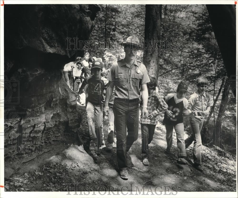 1981 Press Photo Pat Flynn, Seasonal Park Techni, hiking w/ 4th graders group - Historic Images