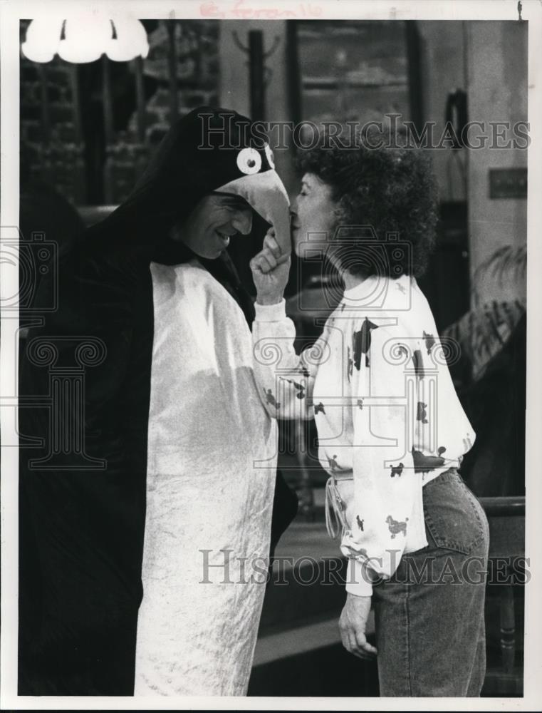 1988 Press Photo Rhea Perlman and Jay Thomas star on Cheers sitcom TV show - Historic Images