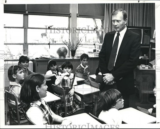 1985 Press Photo Dr Robert Williams answers a question from Judy Fratantonio - Historic Images