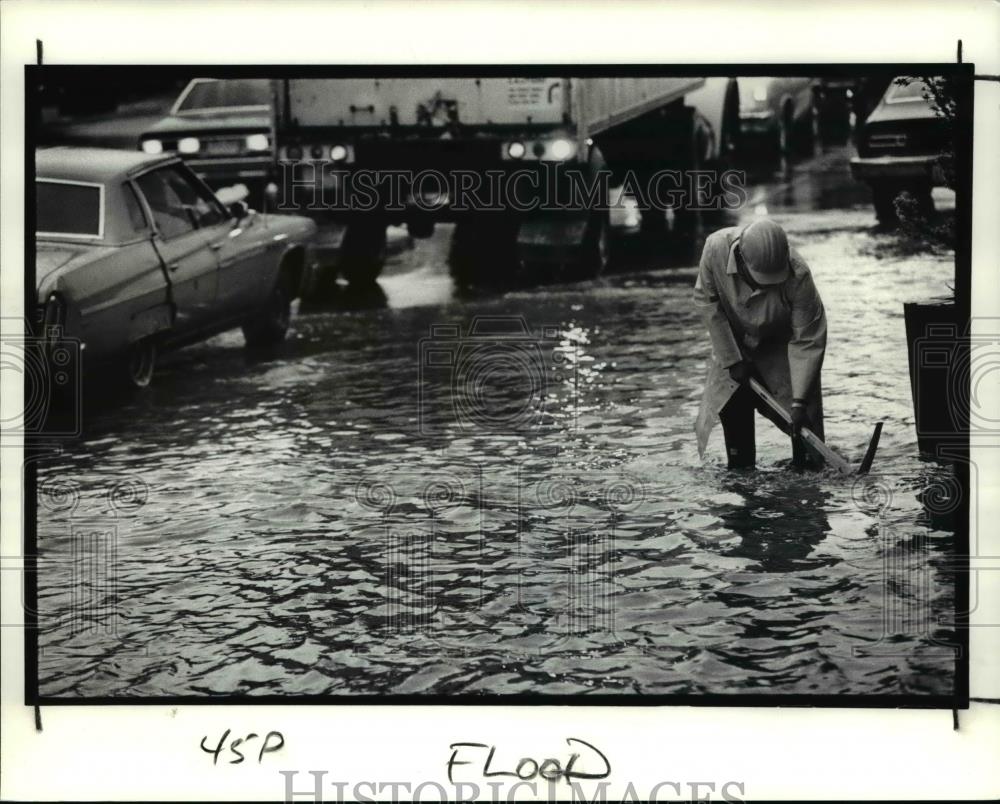 1990 Press Photo Floods at East Cleveland along Euclid Ave, - Historic Images