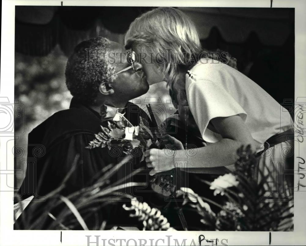 1987 Press Photo Bishop Desmond Tutu kisses graduating Oberlin student - Historic Images