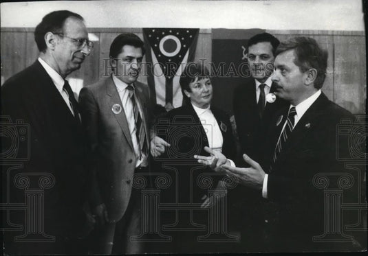 Press Photo Councilmen gathering - Historic Images