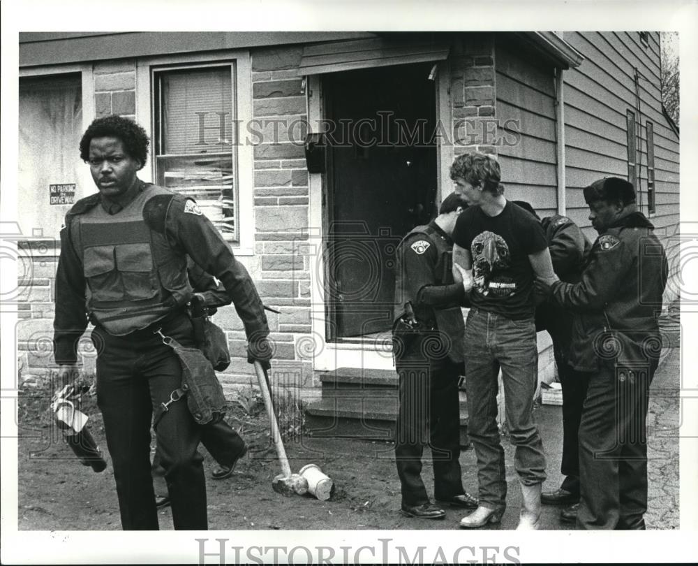 1986 Press Photo Darrell Blythenburg was arrested by the police at a drug raid - Historic Images