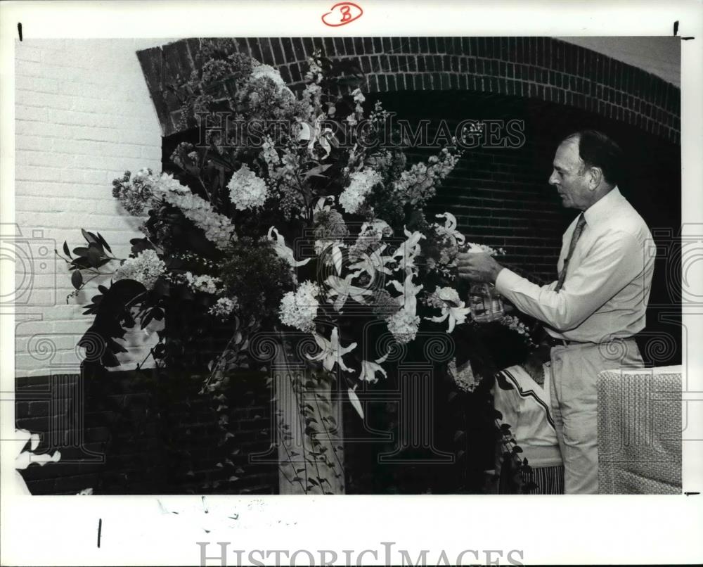 1989 Press Photo Fred Wilkinson and his standing floral arrangement - Historic Images