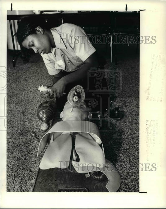 1988 Press Photo Hattie Cobbins applies pressure to neck during the AirWay drill - Historic Images