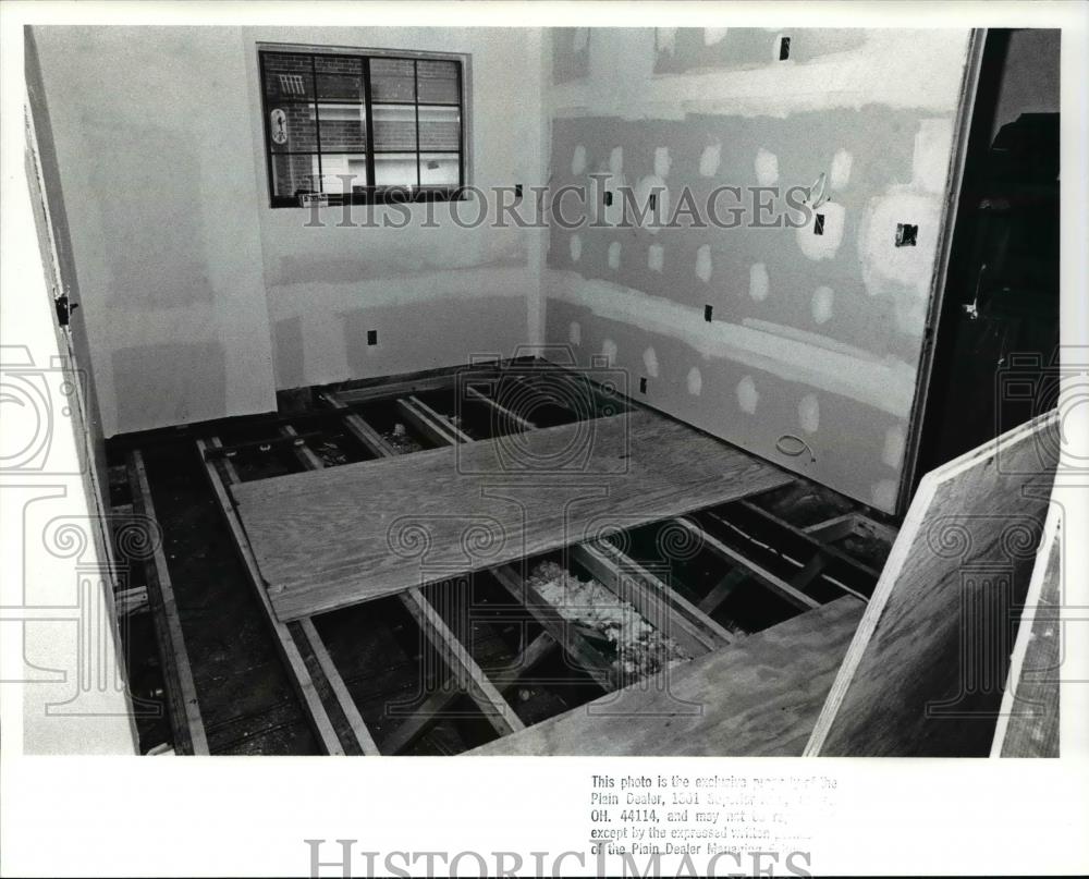 1988 Press Photo Work being done in the kitchen of the Weaver Home - Historic Images