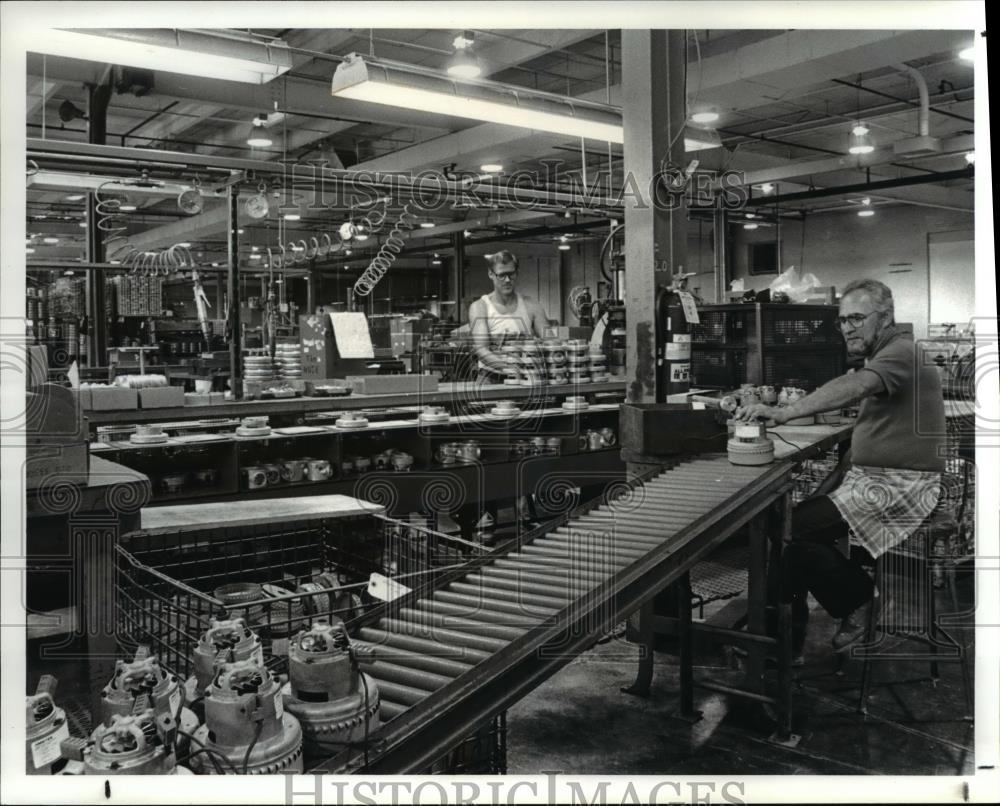 1987 Press Photo Lamb Electric employees Gary Lemley &amp; Don Tucker - Historic Images