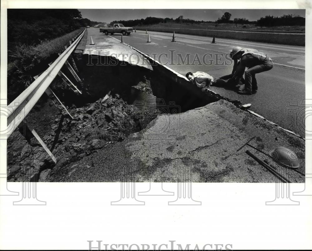 1986 Press Photo Washed out area on the Westbound Lame of I-90 intersection. - Historic Images