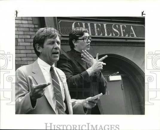 1984 Press Photo Mayor George Voinovich & priest Fr Anthony Schuerger - Historic Images