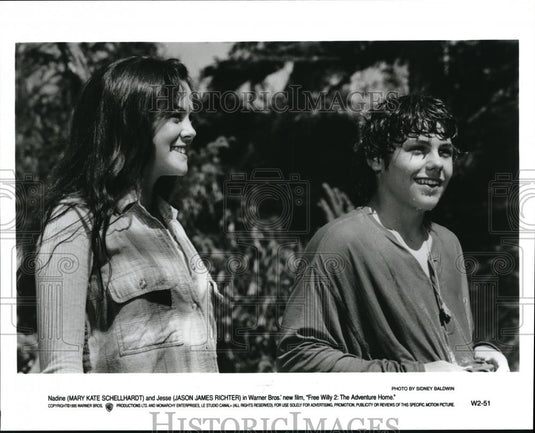 1995 Press Photo Mary Kate Schellhardt and Jason James Richter in Free Willy 2 - Historic Images