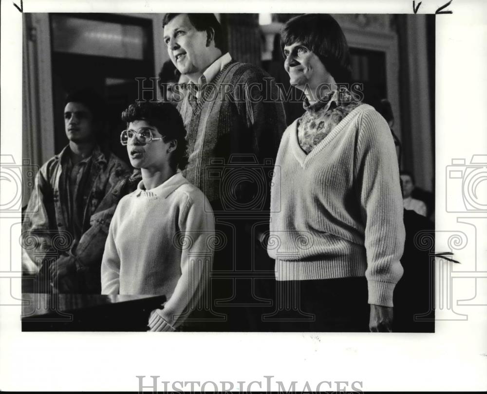 1988 Press Photo The Kaizer family during the naturalization ceremony - Historic Images