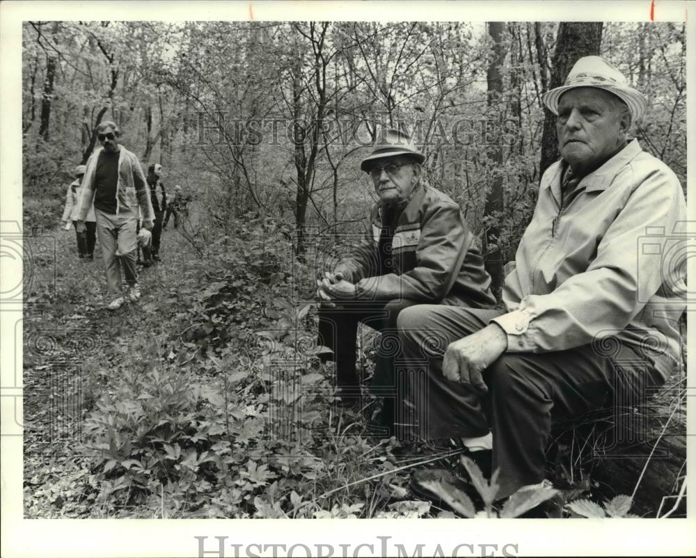 1980 Press Photo Hikers Eldon Whineny and Rex Jarod - Historic Images