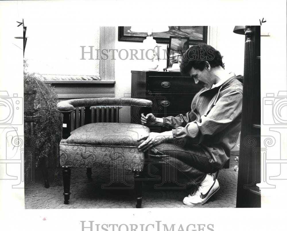 1985 Press Photo Ron Young checks the corner chair at the antique shop in Berea - Historic Images