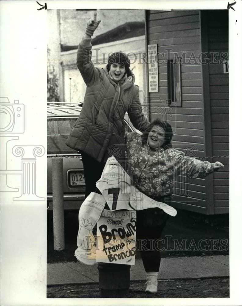 1987 Press Photo Betsy Benander and Sally DeMarco during the Browns' playoffs - Historic Images