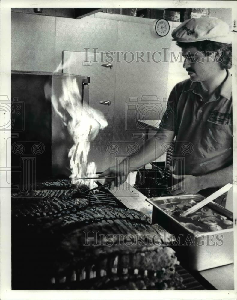 1986 Press Photo Geppetto&#39;s Chef James Martin prepares ribs for Nat&#39;l Rib Cook - Historic Images