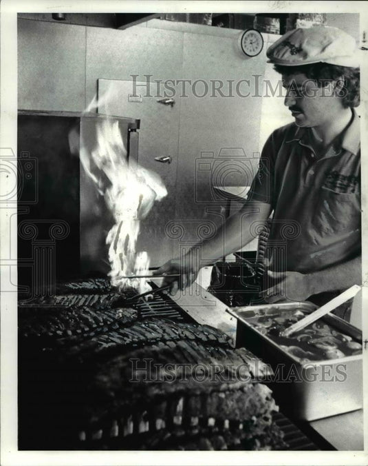 1986 Press Photo Geppetto's Chef James Martin prepares ribs for Nat'l Rib Cook - Historic Images
