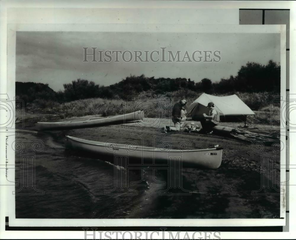 1986 Press Photo The canoe during camping - Historic Images