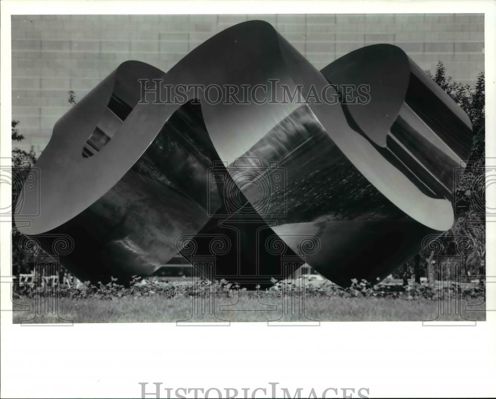 1991 Press Photo Sculpture, Three for One at the Cleveland Clinic - cva58568 - Historic Images