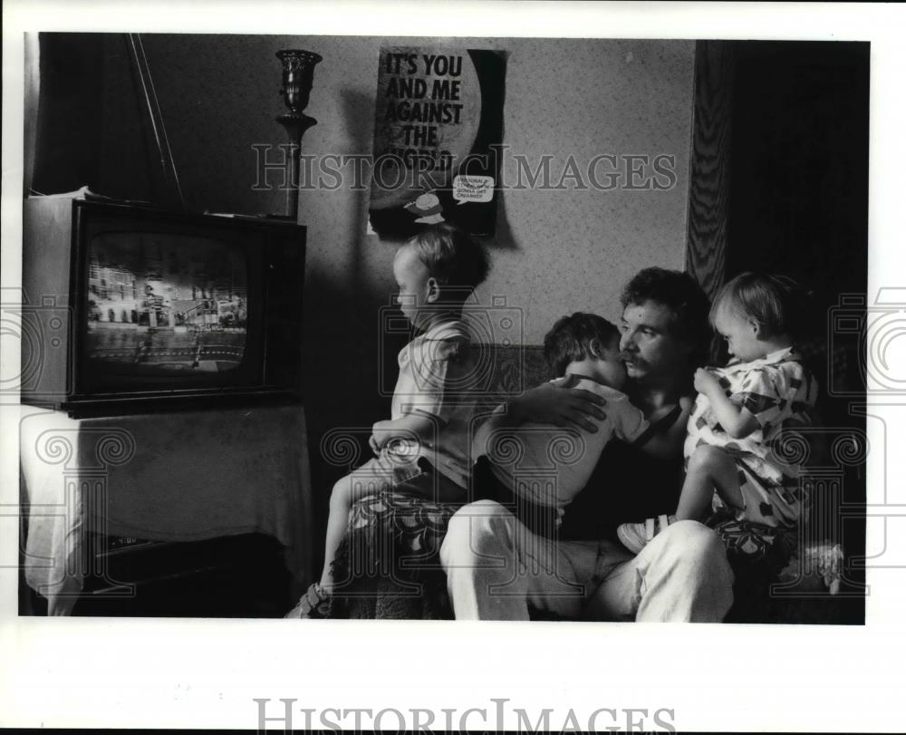 1989 Press Photo Rudy Szabo with his two set of twins - Historic Images