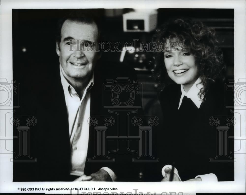 1995 Press Photo James Garnr, Dyan Cannon in Rockford Files: If The Frame Fits - Historic Images