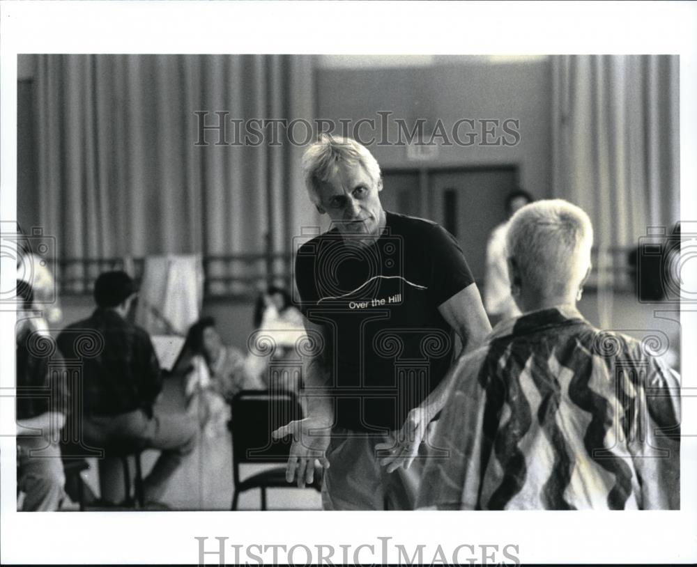 1995 Press Photo Choreographer Dick Kuch in rehearsals with Tom Evert dance Co - Historic Images