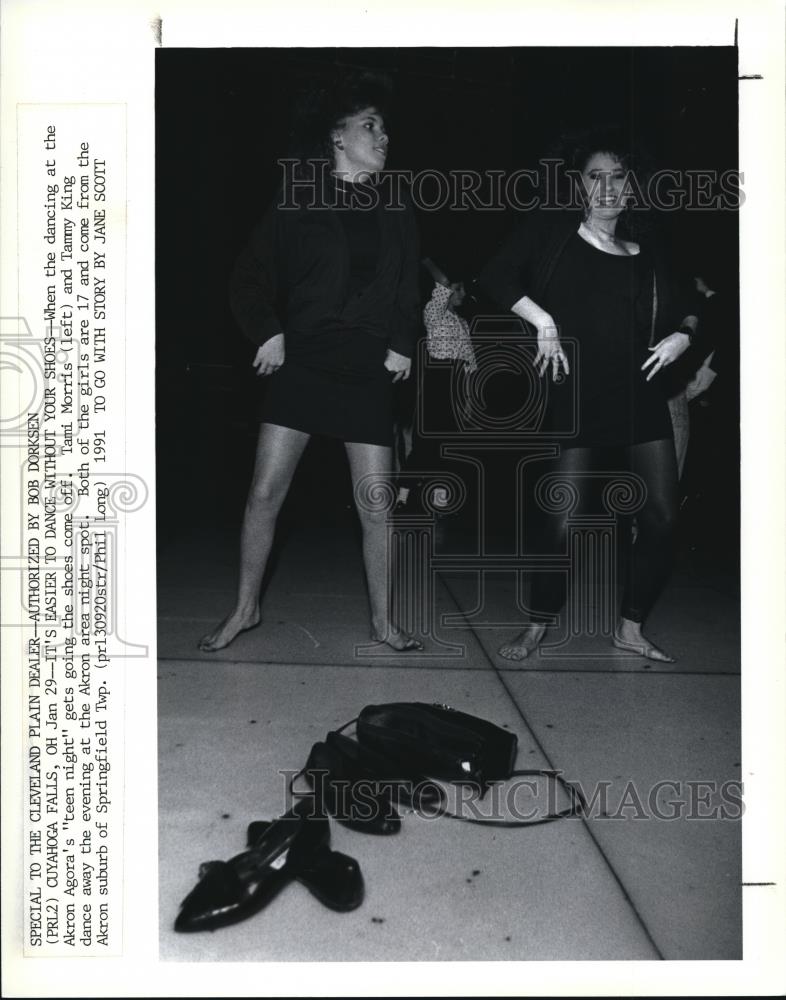 1991 Press Photo Shoes Come Off When Dancing at the Akron Agora - Historic Images
