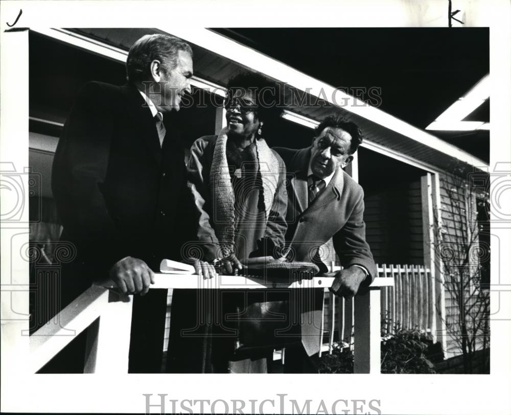1985 Press Photo Councilman Arthea Woods at pre-constructed home display. - Historic Images