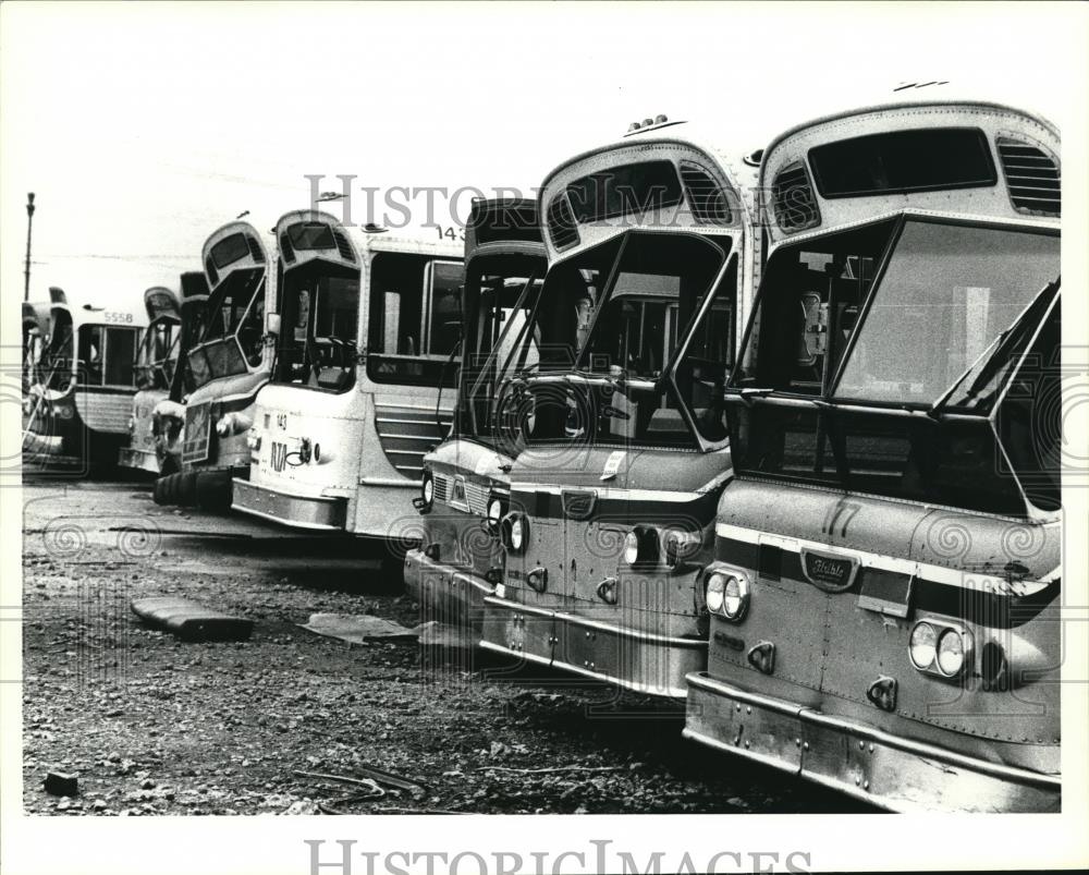 1985 Press Photo RTA Reed Garage 3420 E 93rd abandoned buses in RTA lot - Historic Images