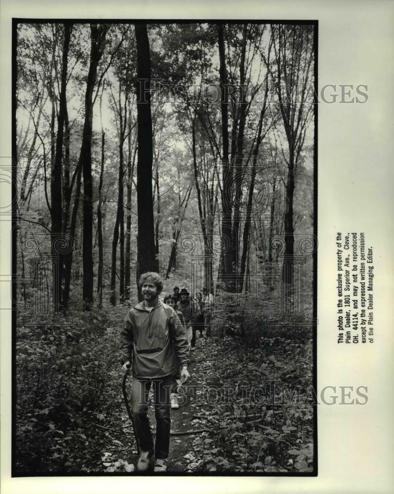 1988 Press Photo Environmentalist Ken Havec Hike thru the Metro Park Site - Historic Images