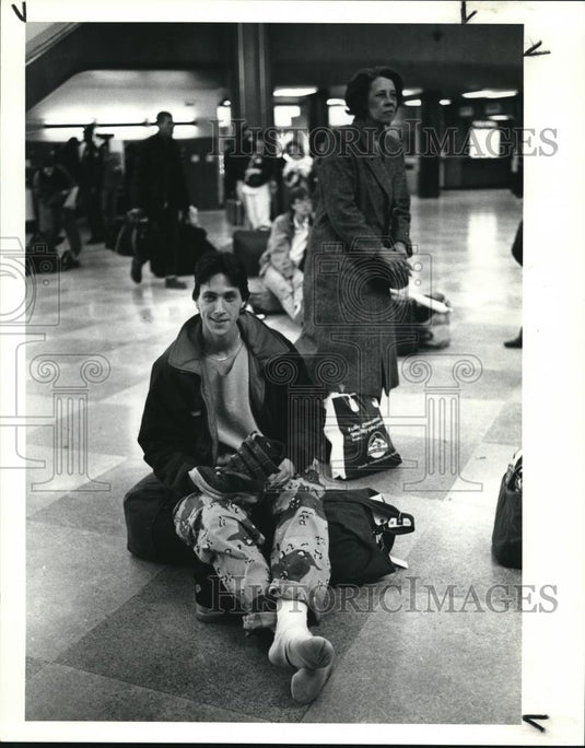1990 Press Photo Kenney Peterson, cools his heels at the Greyhound depot in - Historic Images