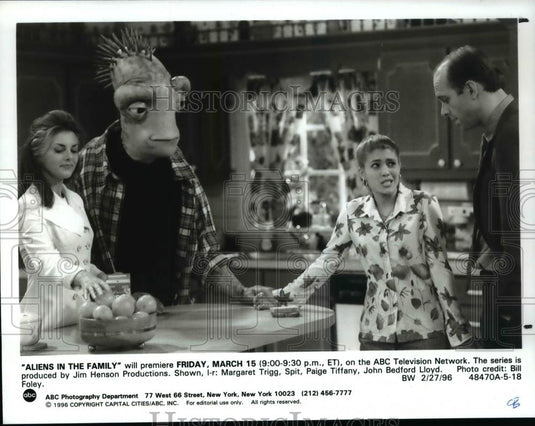 1996 Press Photo Aliens In The family Margaret Trigg Tiffany John Bedford lloyd - Historic Images