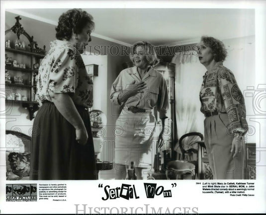 1994 Press Photo Mary Jo Catlett Kathleen Turner Minke Stole in Serial Mom - Historic Images