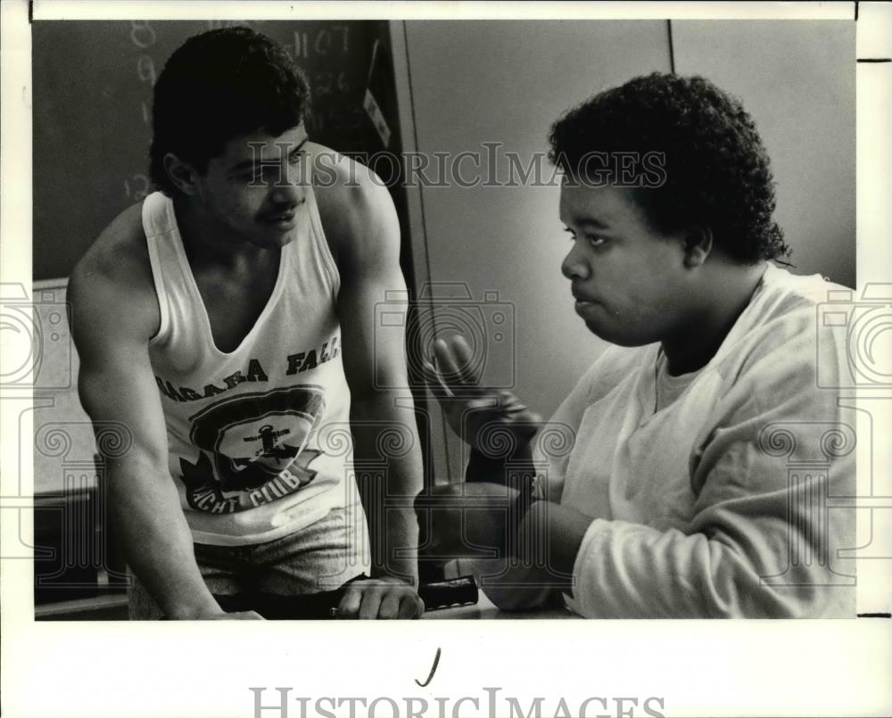 1990 Press Photo Deaf students talk to each other with sign language - Historic Images