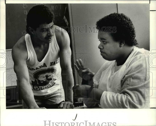 1990 Press Photo Deaf students talk to each other with sign language - Historic Images
