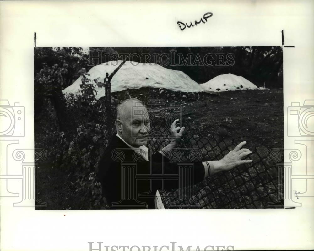 1990 Press Photo Ira Keener in front of the low leveled radio active dump - Historic Images