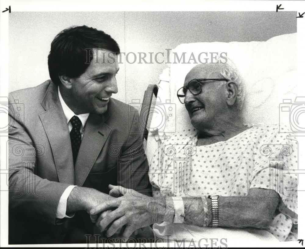 1986 Press Photo Aneurism patient, William Mulhern with Dr. George Anton - Historic Images