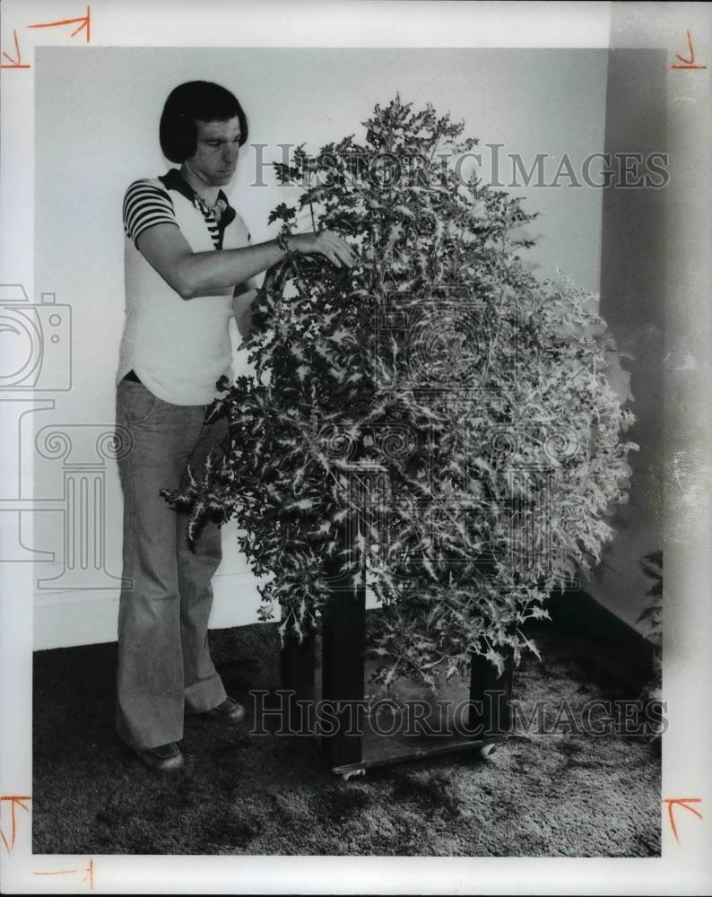 1978 Press Photo Jim Tucker with his Coleus he gives water and Liquid Plant food - Historic Images