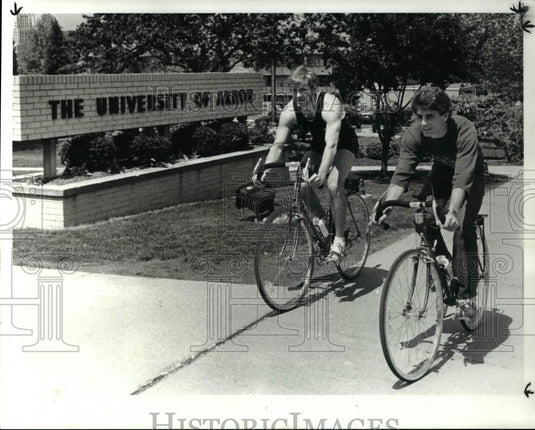 1985 Press Photo William Yoho & John Clark leaving Akron on cross country trek - Historic Images