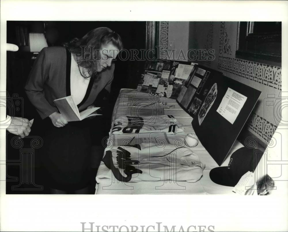 1991 Press Photo Joan Nosal looks over the items in the silent auction - Historic Images
